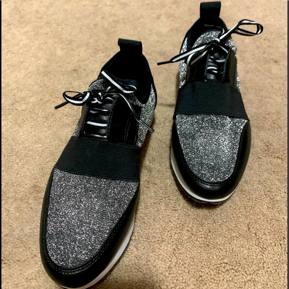 Tennis shoes